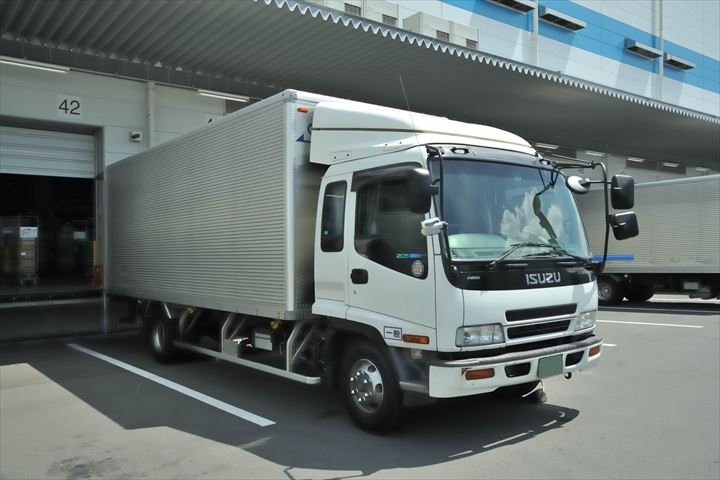 《大和市》週払いOK・4ｔ車でのセンター間のお菓子全般の横持ち配送ドライバー！（Web面接OK・高時給）