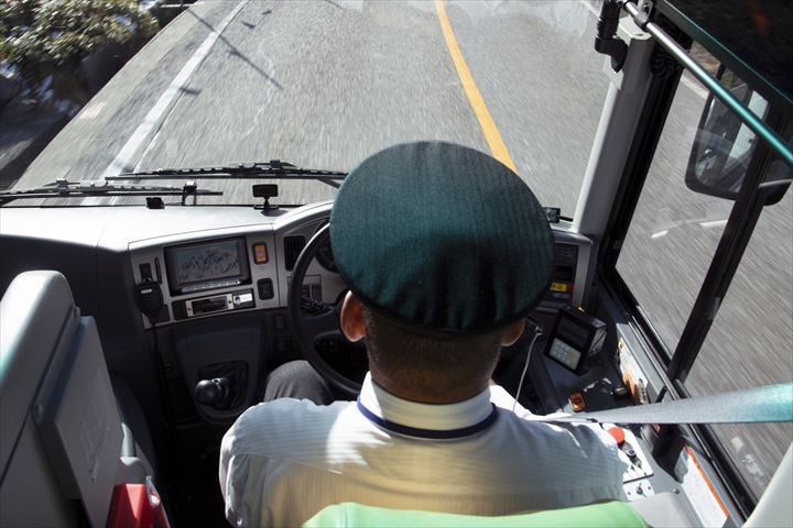 《伊賀市》週払いOK・中型バスでの寮から工場への従業員の送迎ドライバー！（週2～OK・日勤）