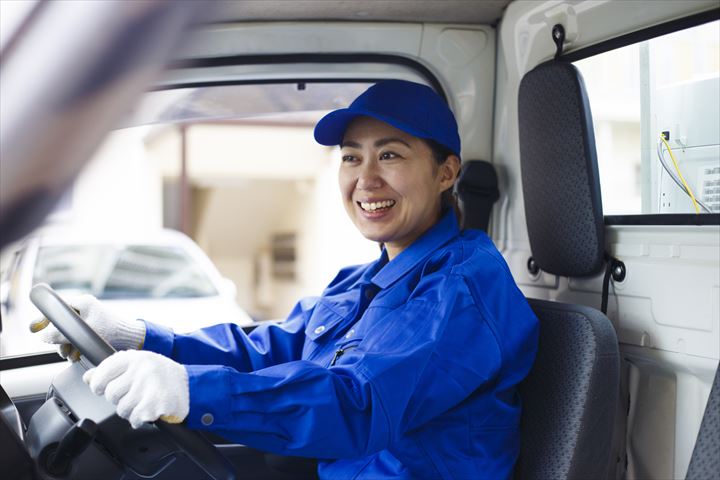 《川崎市川崎区》週払いOK・2ｔ車での輸入ワインの店舗配送ドライバー！（Web面接OK・AT限定OK）