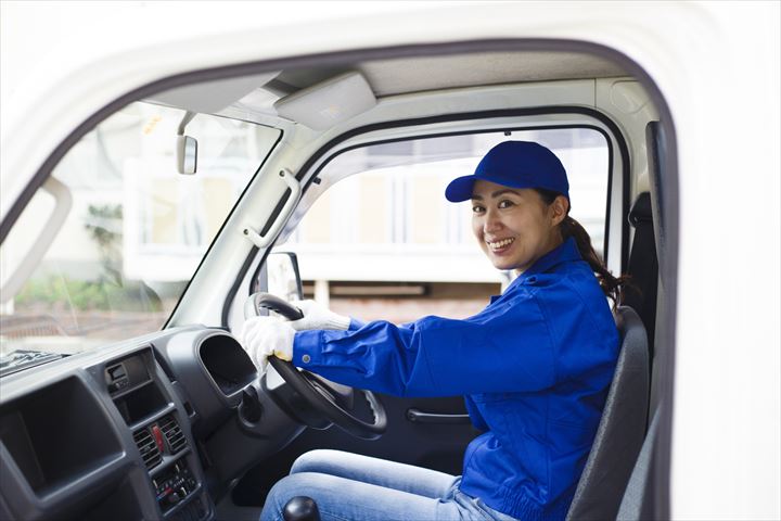 《春日井市》週払いOK・4ｔ車での店舗へのお菓子の配送ドライバー！（高収入・夜勤）