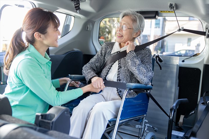 《新宿区》週払いOK・普通車でのデイサービス利用者の送迎ドライバー！（Web面接OK・高時給）