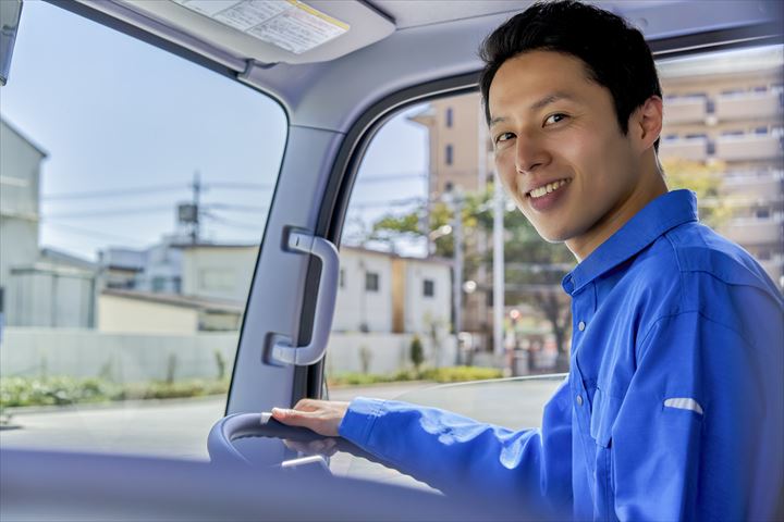《山口市》週払いOK・4ｔ車での企業向け一般貨物の集配ドライバー！（土日祝休み・日勤）