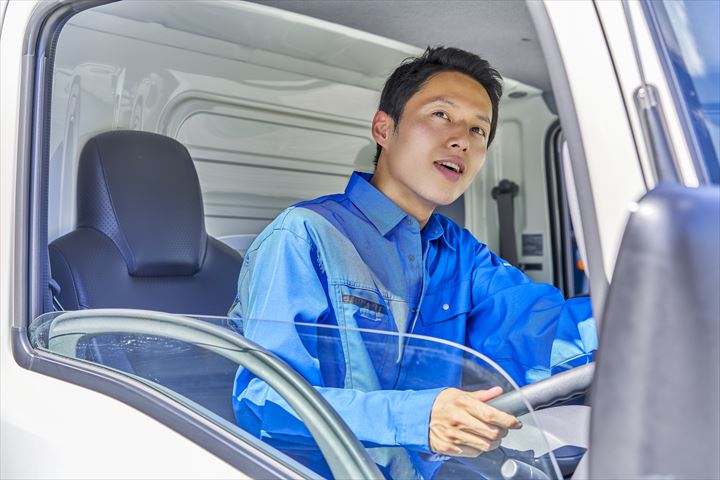 《東大阪市》週払いOK・3ｔ車でのチルド食品や米飯商品のコンビニ配送ドライバー！（Web面接OK・超高時給）