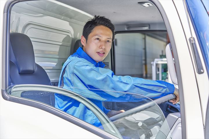 《足立区》週払いOK・3ｔ～4ｔ車での産業廃棄物などの回収ドライバー！（Web面接OK・超高時給）