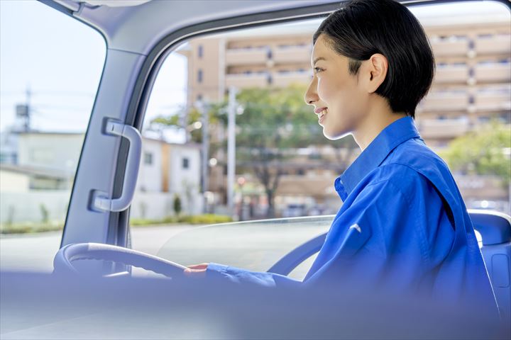 《柏市》週払いOK・2ｔ車での常温商品の店舗配送ドライバー！（高収入・シニア相談可能）