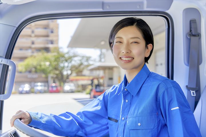 《久世郡久御山町》週払いOK・2ｔ車での企業向け一般貨物の集配ドライバー！（Web面接OK・土日祝休み）
