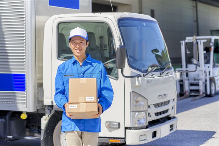 《東大阪市》週払いOK・2ｔ車での衣類や関連雑貨類の集配ドライバー！（Web面接OK・週休2日）