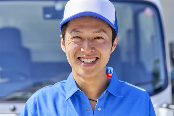 《越谷市》週払いOK・2ｔ車でのチルド品のコンビニ配送ドライバー！（Web面接OK・AT限定OK）