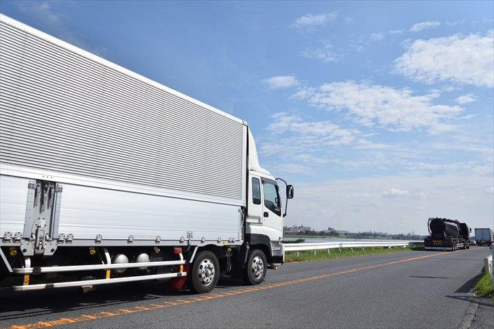 《久世郡久御山町》週払いOK・大型車でのチルド食品のセンター間配送ドライバー！（週休2日・日勤）