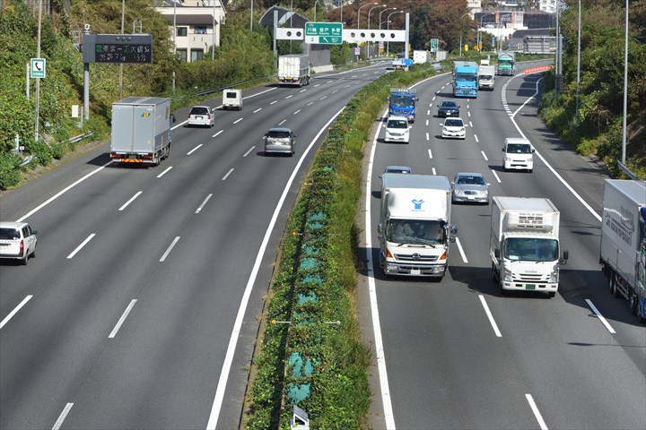 《江戸川区》週払いOK・4ｔ車での雑貨のセンター間及び郵便局間の横持ち配送ドライバー！（Web面接OK・高時給）