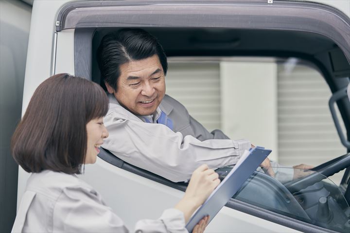 《伊勢崎市》週払いOK・3ｔ車でのスーパーへの冷凍食品の配送ドライバー！（Web面接OK・週休2日）