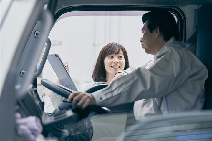 《大和市》週払いOK・4ｔ車でのお菓子のセンター間配送ドライバー！（高時給・週休2日）