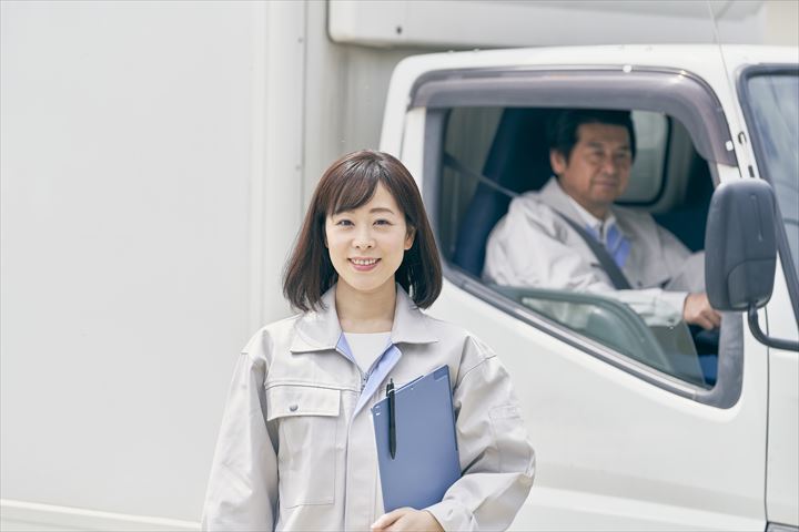 《横浜市金沢区》週払いOK・2ｔ～3ｔ車でのスーパーへのフローズン商品の配送ドライバー！（Web面接OK・高収入）