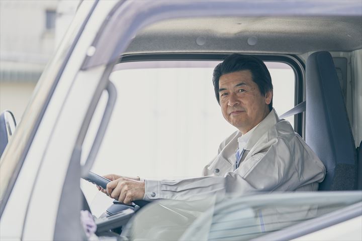 《横浜市金沢区》週払いOK・2ｔ～3ｔ車でのスーパーへのフローズン商品の配送ドライバー！（Web面接OK・高収入）