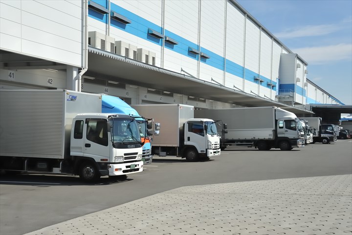 《川越市》週払いOK・4ｔ車でのロール紙のセンター間配送ドライバー！（Web面接OK・高収入）