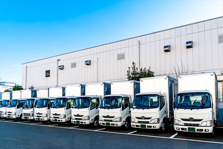 《越谷市》週払いOK・2ｔ車でのチルド品のコンビニ配送ドライバー！（Web面接OK・AT限定OK）