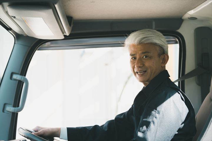 《茨木市》週払いOK・4ｔ車での工場への紙製品の配送ドライバー！（Web面接OK・土日祝休み）