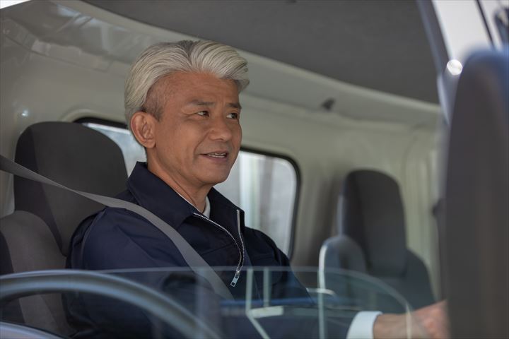 《朝霞市》週払いOK・大型ダンプ車での土壌や廃材のピストン回収ドライバー！（超高収入・曜日固定休み）