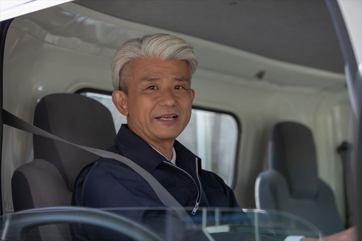 《足立区》週払いOK・4ｔ～大型車での産廃回収ドライバー！（Web面接OK・土日休み）