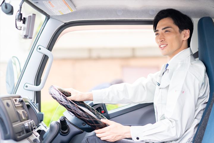 《名古屋市中村区》週払いOK・大型車でのセンターや店舗への3温帯食品の配送ドライバー！（Web面接OK・WワークOK）