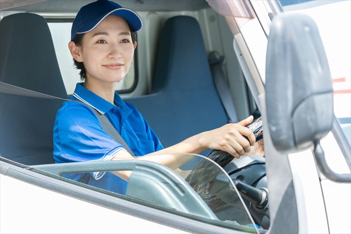 《宇都宮市》週払いOK・4ｔ車でのスーパーへのチルド商品の配送ドライバー！（Web面接OK・高収入）