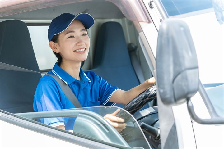 《久世郡久御山町》週払いOK・2ｔ車での冷蔵・冷凍食品の店舗配送ドライバー！（AT限定OK・曜日固定休み）