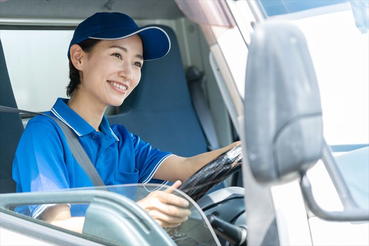 《北九州市小倉北区》週払いOK・4ｔ車での企業向け一般貨物の集配ドライバー！（土日祝休み・日勤）