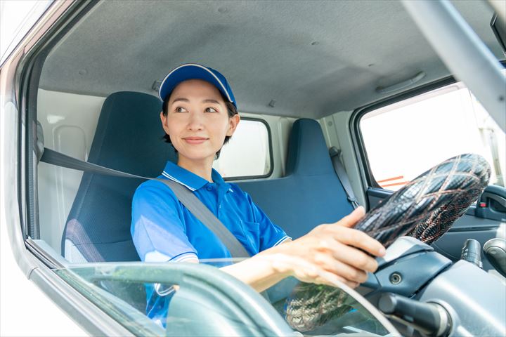 《神戸市東灘区》週払いOK・4ｔ車での冷蔵、冷凍食品のセンター間配送ドライバー！（週休2日・負担少なめ）