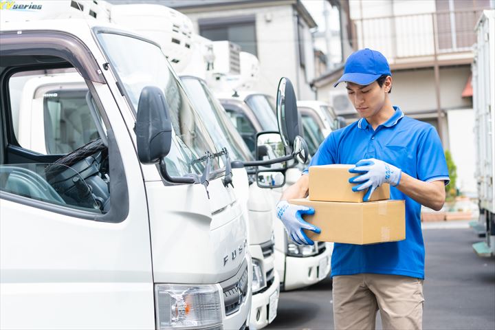 《小牧市》週払いOK・4ｔ車でのコンビニへのドライ品配送ドライバー！（高収入・週休2日）