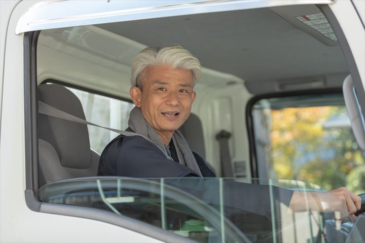 《摂津市》週払いOK・4ｔ車でのスーパーへの三温帯食品の配送ドライバー！（Web面接OK・WワークOK）