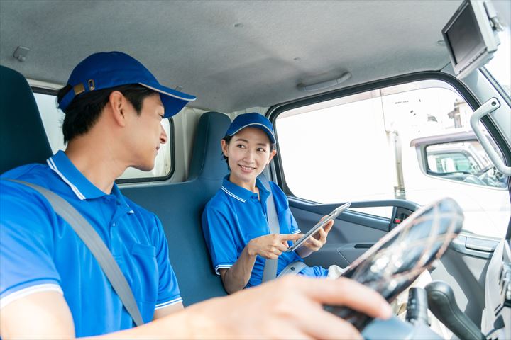 《横浜市瀬谷区》週払いOK・3ｔ車でのコンビニへの食品配送ドライバー！（Web面接OK・ルート配送）