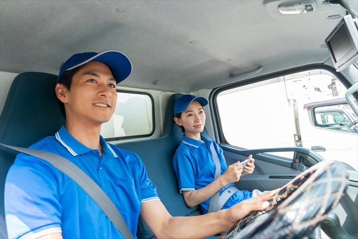 《八幡市》週払いOK・4ｔ車でのドライ商品の店舗配送ドライバー！（ルート配送・高収入）