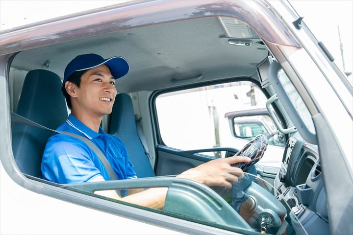 《安曇野市》週払いOK・3ｔ車でのコンビニへのチルド、米飯商品の配送ドライバー！（短時間12:00～18:00・週休2日）