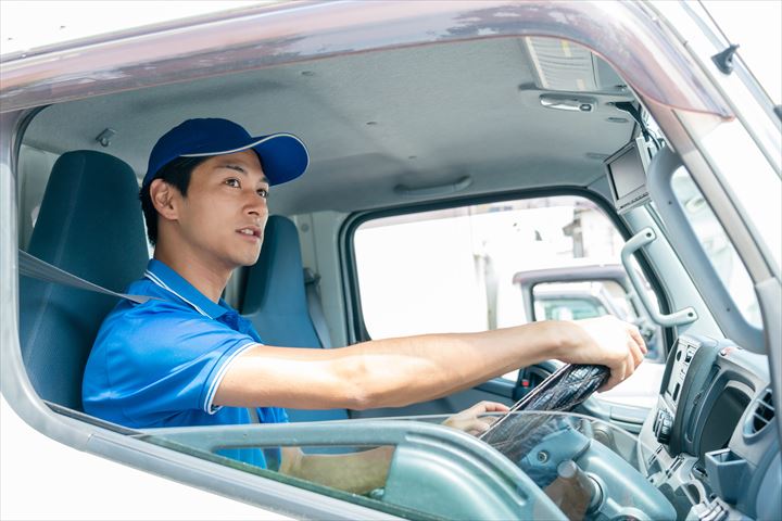 《上尾市》週払いOK・2ｔ車でのセンターへの電材部品の配送ドライバー！（Web面接OK・高時給）