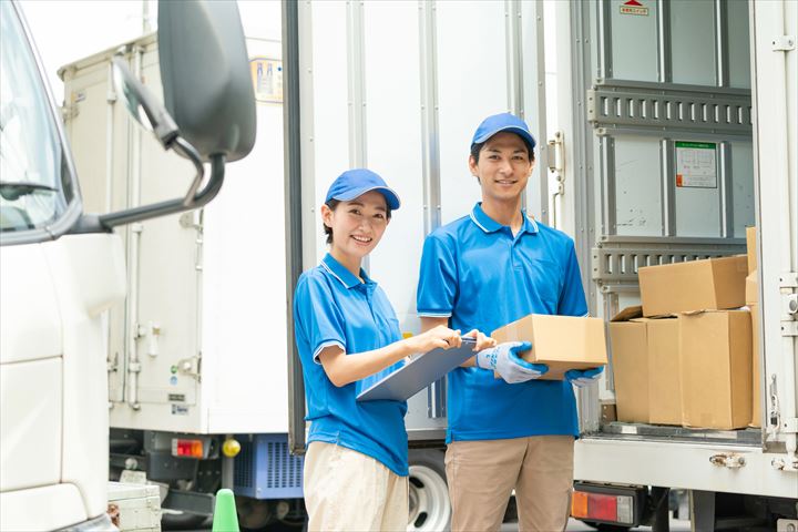 《久喜市》週払いOK・4ｔ車での企業向け集配ドライバー！（高収入・土日祝休み）