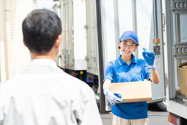 《大阪市住之江区》週払いOK・3ｔ車での酒類の店舗配送ドライバー！（週休2日・日勤・高時給）