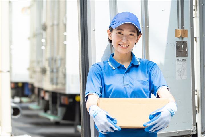 《名古屋市北区》週払いOK・4ｔ車での一般雑貨の横持ち配送ドライバー！（土日祝休み・夜勤）