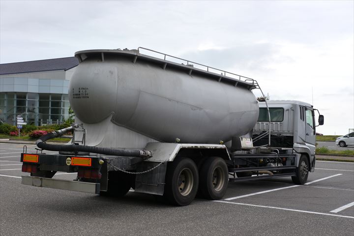 《神戸市中央区》週払いOK・大型タンクローリーでの潤滑油の輸送ドライバー！（Web面接OK・土日祝休み）