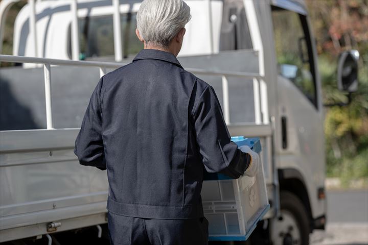 《静岡市駿河区》週払いOK・4ｔ積載車での車両輸送ドライバー！（Web面接OK・短時間11:00～18:00）