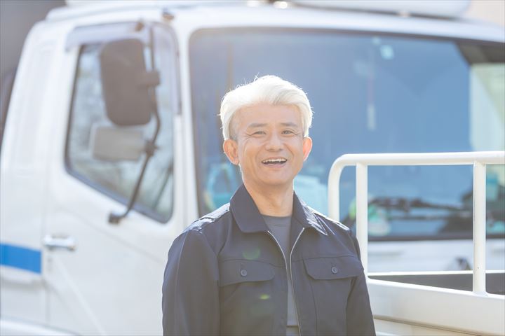 《柏市》週払いOK・4ｔ車での企業向け一般貨物の集配ドライバー！（土日祝休み・高収入）