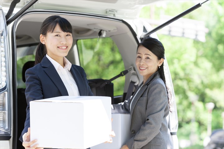 《世田谷区》週払いOK・普通車でのレンタル倉庫の利用者の送迎と荷物の運搬ドライバー！（Web面接OK・AT限定可）