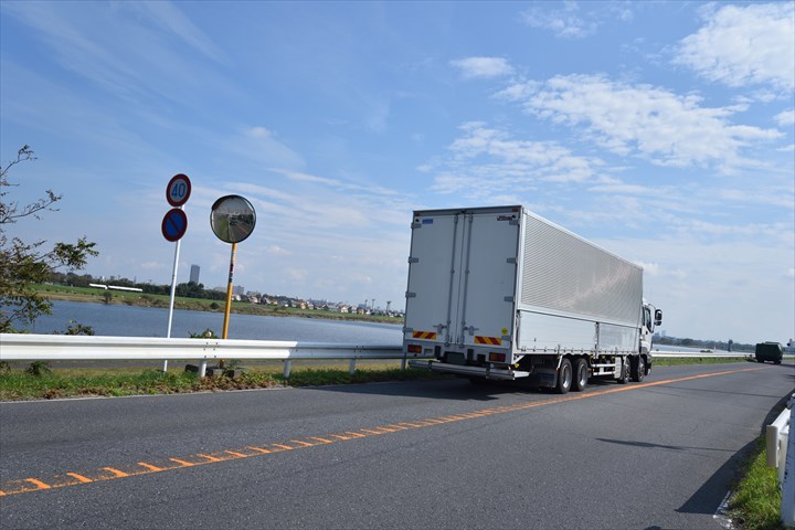 《笠間市》週払いOK・4ｔ車でのスーパーへの3温帯食品の配送ドライバー！（Web面接OK・高時給）