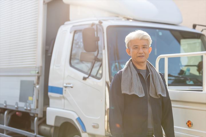 《三重郡菰野町》週払いOK・3ｔ車での工場等へ塗料の配送ドライバー！（高時給・開始～40日程の短期）