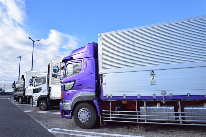 《姫路市》週払いOK・普通車～大型車での構内の車両移動ドライバー！（Web面接OK・曜日固定休み）