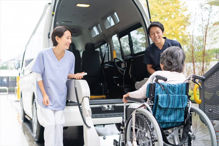 《渋谷区》週払いOK・ハイエースでのデイサービス利用者の送迎ドライバー！（高時給・Wワーク歓迎）