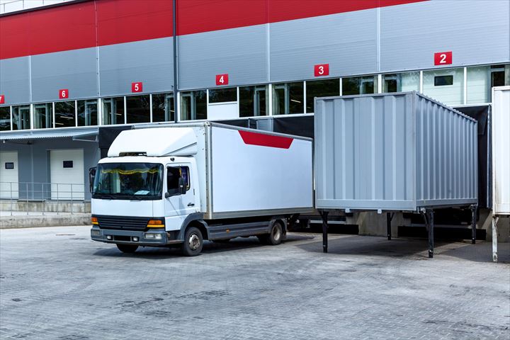 《枚方市》週払いOK・4ｔ車でのスーパーへの食品の配送ドライバー！（Web面接OK・土日休み）