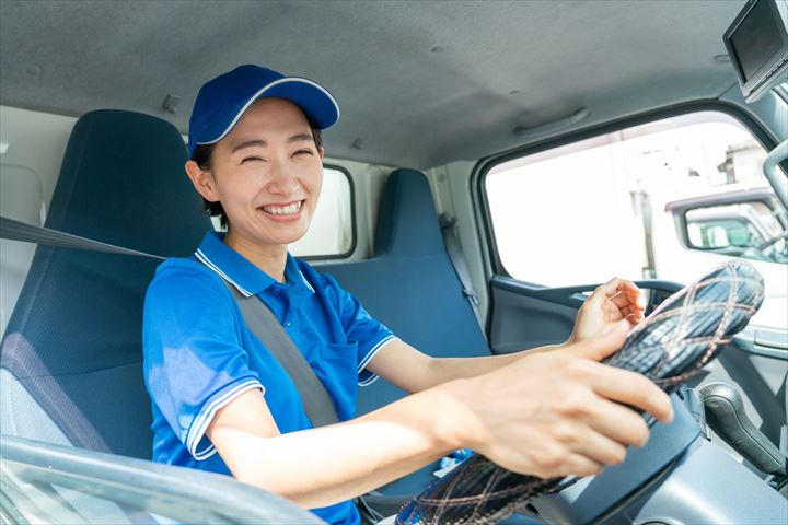 《津市》週払いOK・4ｔウイング車での常温商品の店舗配送ドライバー！（夜勤・駅チカ）