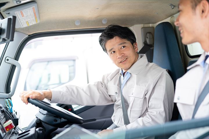 《八幡市》週払いOK・3ｔ車でのコンビニ向け冷凍商品のセンター間集荷ドライバー！（実働4時間の短時間・週1日～OK）