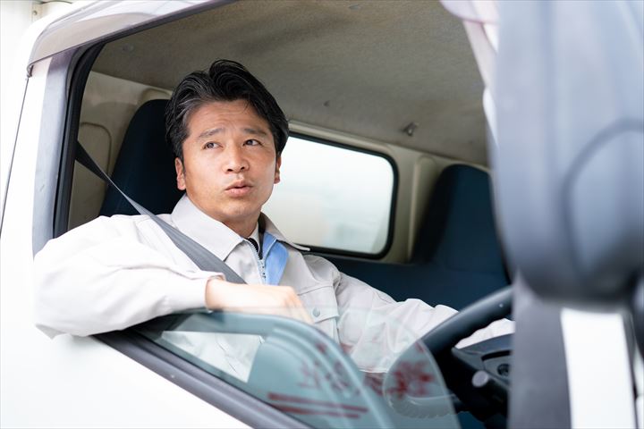 《江戸川区》週払いOK・4ｔパッカー車でのスーパーや企業から段ボールなどの回収ドライバー！（Web面接OK・高時給）