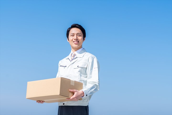 《藤沢市》週払いOK・4ｔ車でのホテルへのリネン品配送ドライバー！（高収入・週休2日）